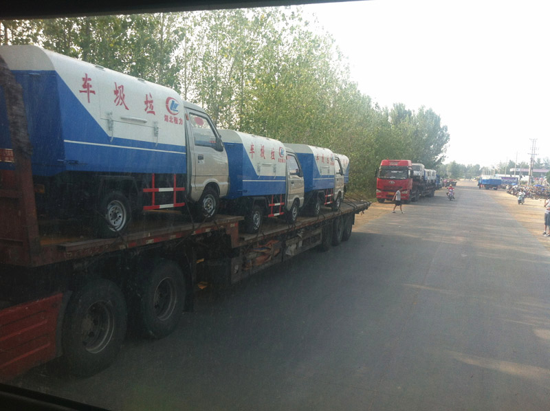 圖為準備發(fā)車至山西的小型<a href=http://www.wangbaomu.cn/ljc target=_blank class=infotextkey>垃圾車</a>