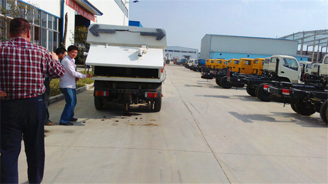 內(nèi)蒙客商正在參觀五十鈴<a href=http://www.wangbaomu.cn/saoluche/ target=_blank class=infotextkey>掃路車</a>