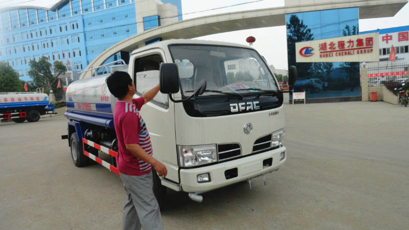 正在給5噸<a href=http://www.wangbaomu.cn/ssc target=_blank class=infotextkey>灑水車</a>做出廠前準備