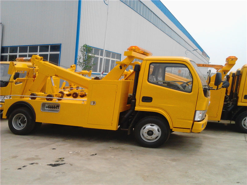 停在清障車車間外的小型拖吊型清障車，準(zhǔn)備隨時出口