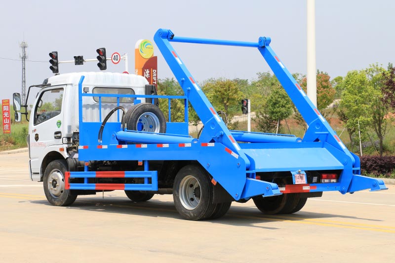 東風(fēng)大多利卡擺臂式垃圾車(chē)圖片5