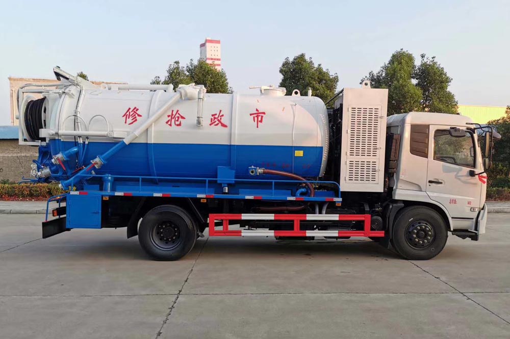 東風天錦國六清洗吸污車帶副發動機圖片3