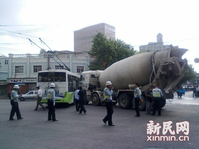 一輛19路電車在新閘路成都北路路口被一輛水泥<a href=http://www.wangbaomu.cn/jbc/ target=_blank class=infotextkey>攪拌車</a>攔腰撞擊，車毀嚴(yán)重。通訊員 殷佳維 攝