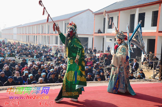 “人大代表號”大型流動<a href=http://www.wangbaomu.cn/wtc/ target=_blank class=infotextkey>舞臺車</a>駛進李村鎮