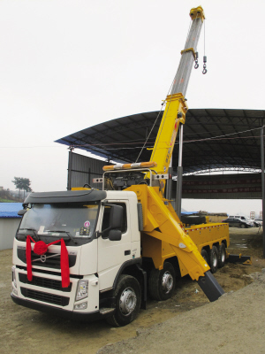 昨日，目前國內最大噸位的道路<a href=http://www.wangbaomu.cn/qzc/ target=_blank class=infotextkey>清障車</a>正式“落戶”貴陽。該清障車車價近300萬元，集吊裝、拖車于一體，最大起吊高度13.2米，最大拖牽重量54噸，最大起吊重量60噸，可安全快速地對交通事故中側翻的重型貨車、重型<a href=http://www.wangbaomu.cn/ygc/ target=_blank class=infotextkey>油罐車</a>等進行起吊、救援和拖運，及時恢復現場交通。曾秦 攝