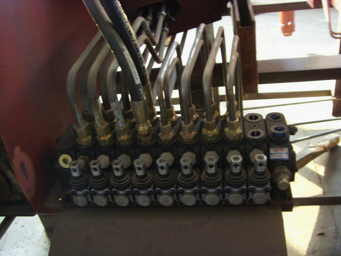  多路換向閥是<a href=http://www.wangbaomu.cn/scd/ target=_blank class=infotextkey>隨車吊</a>的操作系統