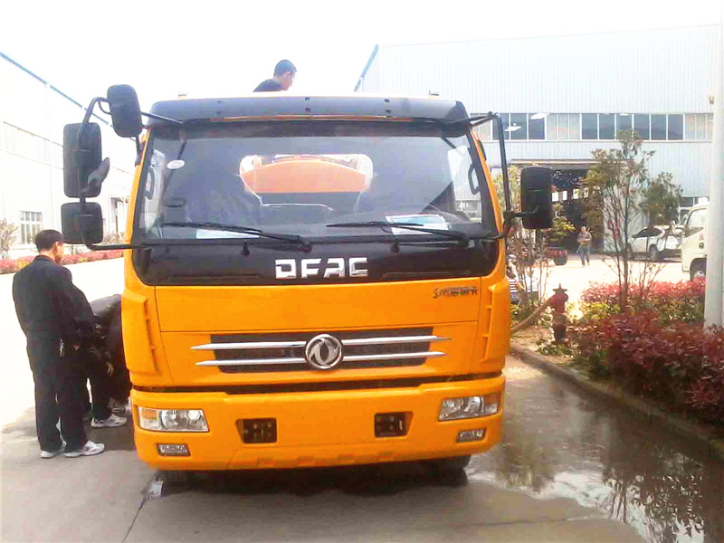 高壓清洗<a href=http://www.wangbaomu.cn/xifenche/ target=_blank class=infotextkey>吸糞車</a>正面圖